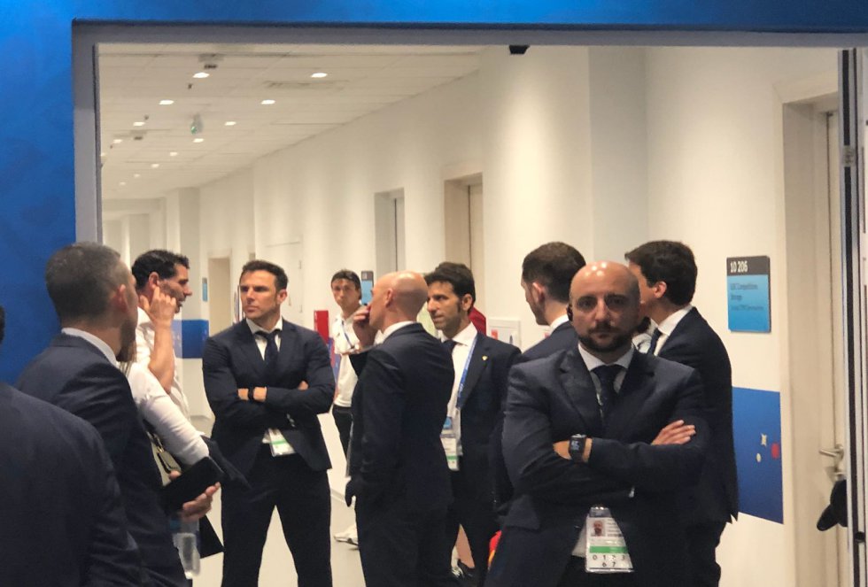 Hierro, Rubiales y Marchena conversan en la puerta del vestuario de España, después del partido Hierro, Rubiales y Marchena conversan en la puerta del vestuario de España, después del partido