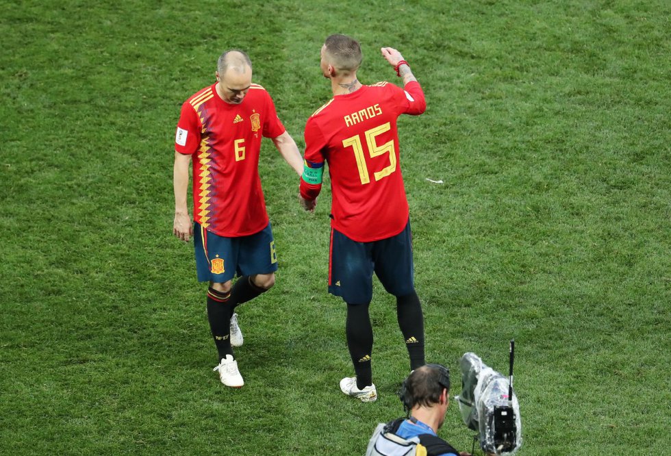 Ramos e Iniesta se saludan al marcharse del campo
Ramos e Iniesta se saludan al marcharse del campo
