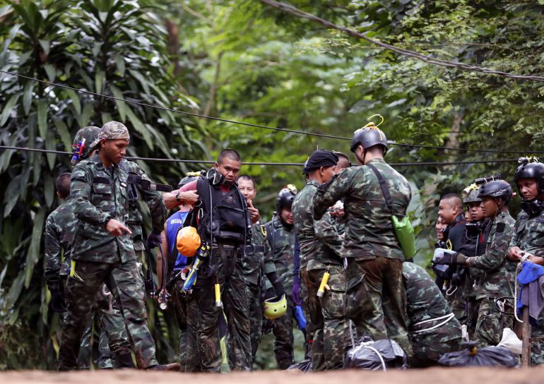 Autoridades participan en las operaciones de rescate del equipo de fútbol infantil y su asistente de entrenador en la cueva Tham Luang, en el parque forestal Khun Nam Nang, provincia de Chiang Rai, Tailandia