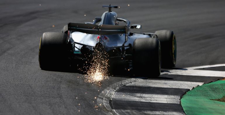 El Mercedes de Hamilton echa chispas en el trazado de Silverstone
