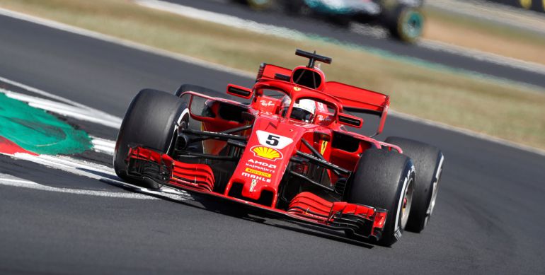Vettel gira con su coche en una de las curvas de Silverstone