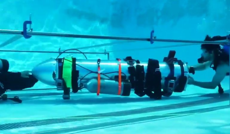 Elon Musk prueba el mini submarino en una piscina.