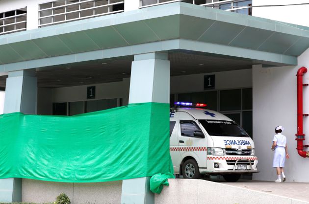 Una ambulancia pasa junto a una zona cubierta en el hospital Chiangrai Prachanukroh, en la provincia de Chiang Rai (Tailandia).