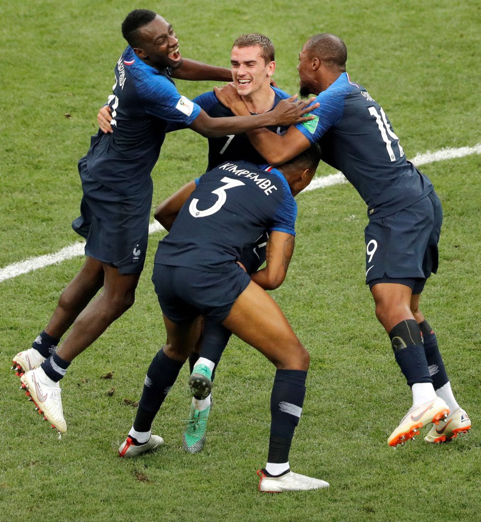 Los jugadores franceses Antoine Griezmann, Presnel Kimpembe, Blaise Matuidi y Djibril Sidibé celebran su victoria por 4-2 ante Croacia en la final del Mundial de Fútbol.