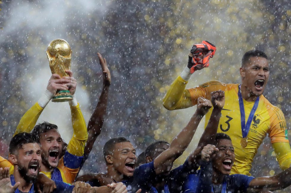 Momento en el que los jugadores franceses levantan la Copa del Mundo. 