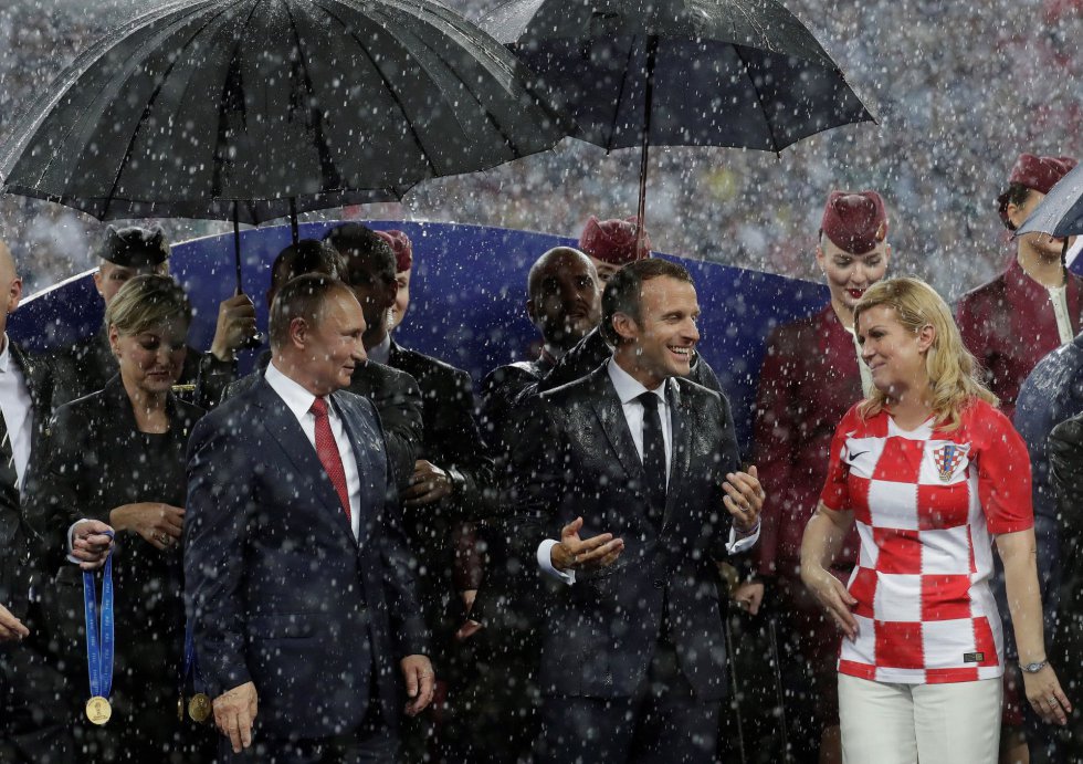 El presidente ruso, Vladímir Putin, su homólogo francés, Emmanuele Macron, y su homóloga croata, Kolinda Grabar-Kitarovic, durante la entrega de premios. 