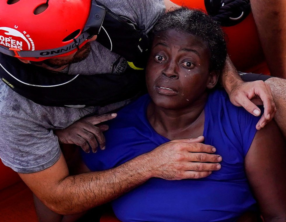 Open Arms rescata a una mujer con vida y los cadáveres de otra mujer y un bebé tras ser abandonados por la guardia costera libia Open Arms rescata a una mujer con vida y los cadáveres de otra mujer y un bebé tras ser abandonados por la guardia costera libia