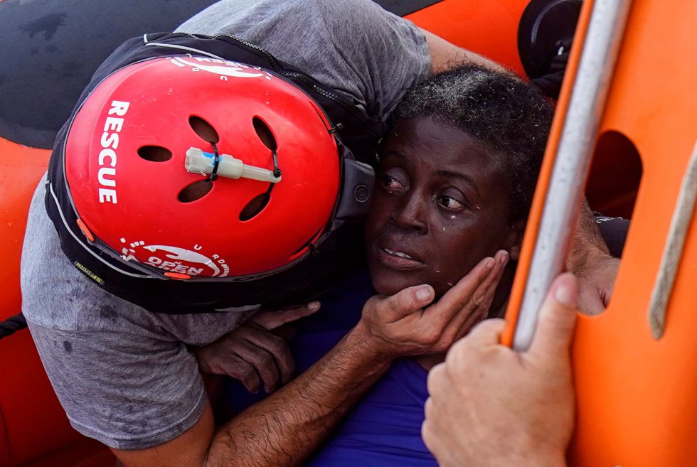 Open Arms rescata a una mujer con vida y los cadáveres de otra mujer y un bebé tras ser abandonados por la guardia costera libia Open Arms rescata a una mujer con vida y los cadáveres de otra mujer y un bebé tras ser abandonados por la guardia costera libia