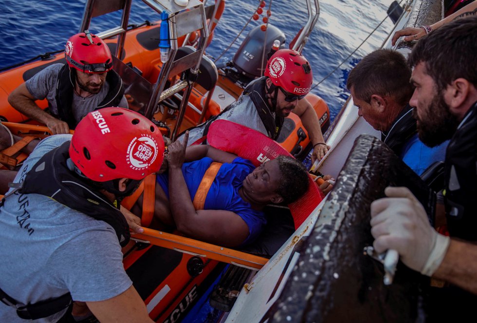 Open Arms rescata a una mujer con vida y los cadáveres de otra mujer y un bebé tras ser abandonados por la guardia costera libia Open Arms rescata a una mujer con vida y los cadáveres de otra mujer y un bebé tras ser abandonados por la guardia costera libia
