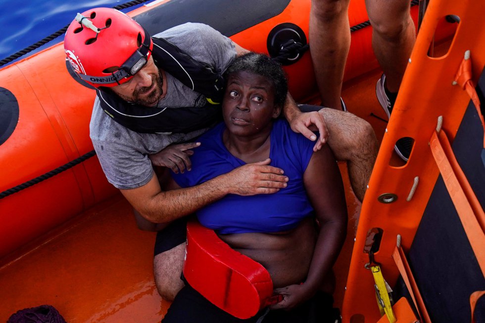 Open Arms rescata a una mujer con vida y los cadáveres de otra mujer y un bebé tras ser abandonados por la guardia costera libia Open Arms rescata a una mujer con vida y los cadáveres de otra mujer y un bebé tras ser abandonados por la guardia costera libia