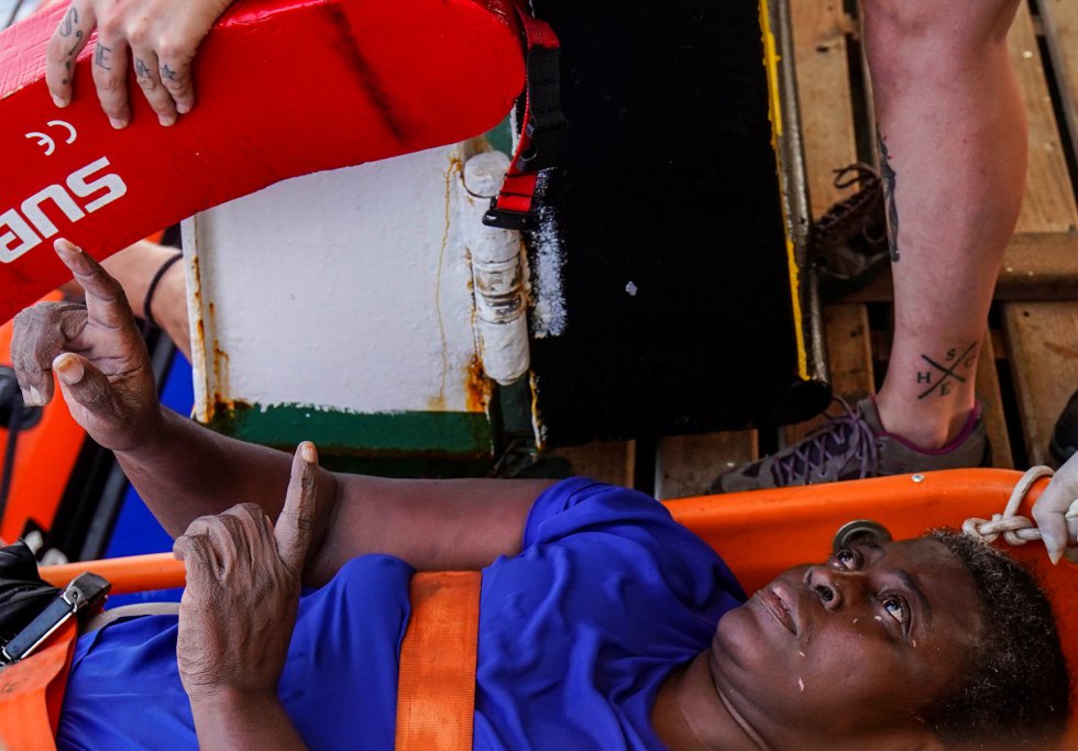 Open Arms rescata a una mujer con vida y los cadáveres de otra mujer y un bebé tras ser abandonados por la guardia costera libia Open Arms rescata a una mujer con vida y los cadáveres de otra mujer y un bebé tras ser abandonados por la guardia costera libia