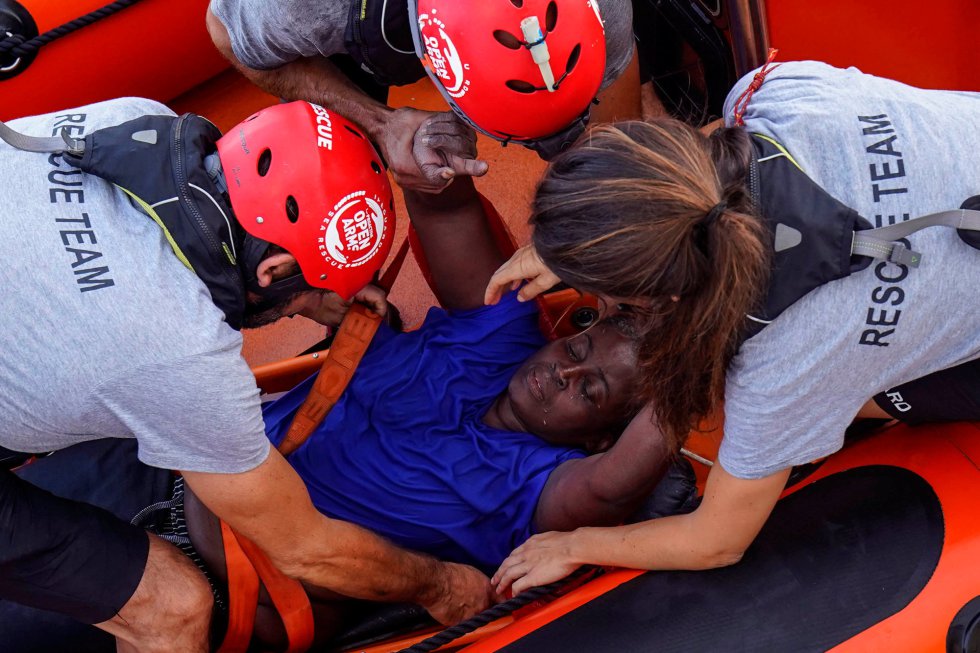 Open Arms rescata a una mujer con vida y los cadáveres de otra mujer y un bebé tras ser abandonados por la guardia costera libia Open Arms rescata a una mujer con vida y los cadáveres de otra mujer y un bebé tras ser abandonados por la guardia costera libia