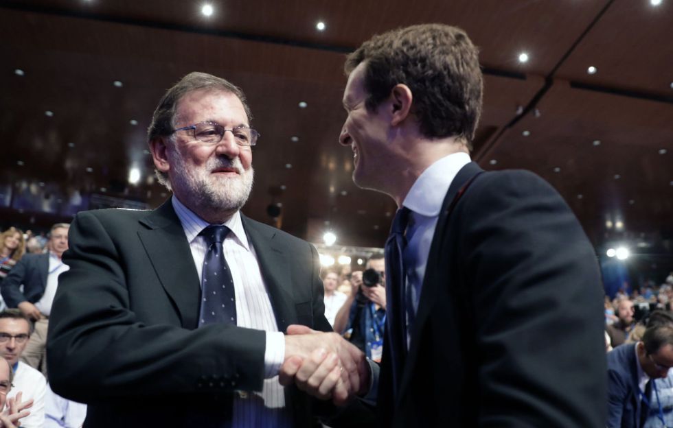 El candidato a la Presidencia del PP, Pablo Casado, saluda al expresidente del Gobierno, Mariano Rajoy, tras su intervención.