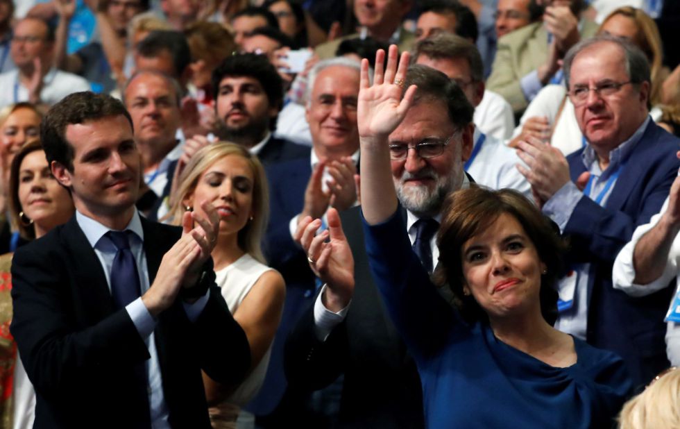 Soraya Sáenz de Santamaría saluda junto a Pablo Casado, que ha sido elegido hoy nuevo presidente del PP en sustitución de Mariano Rajoy al imponerse a Sáenz de Santamaría en la votación de los compromisarios asistentes al XIX Congreso Nacional del partido.