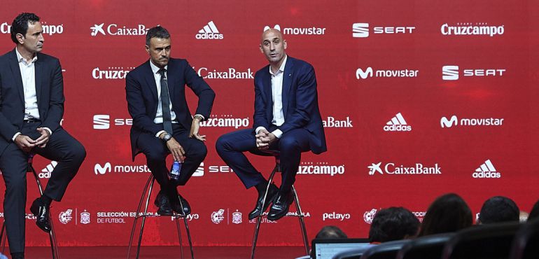El presidente de la RFEF, Luis Rubiales, junto a Luis Enrique y Molina, durante la presentación del nuevo seleccionador.