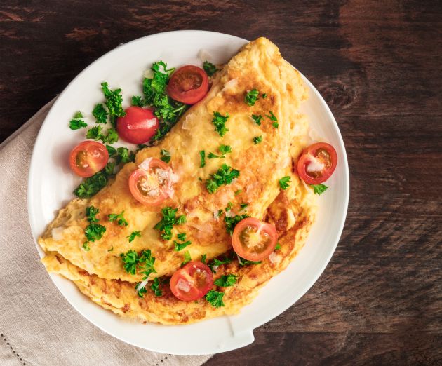 Una tortilla francesa es un ejemplo de un desayuno saludable.