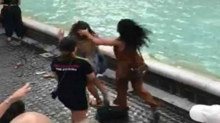 Imagen de la pelea por un selfie en la Fontana de Trevi.