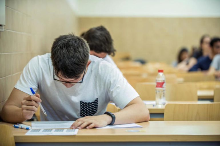 Mas De La Mitad De Los Futuros Estudiantes Universitarios Ven Su Futuro Laboral Fuera De Espana Sociedad Cadena Ser