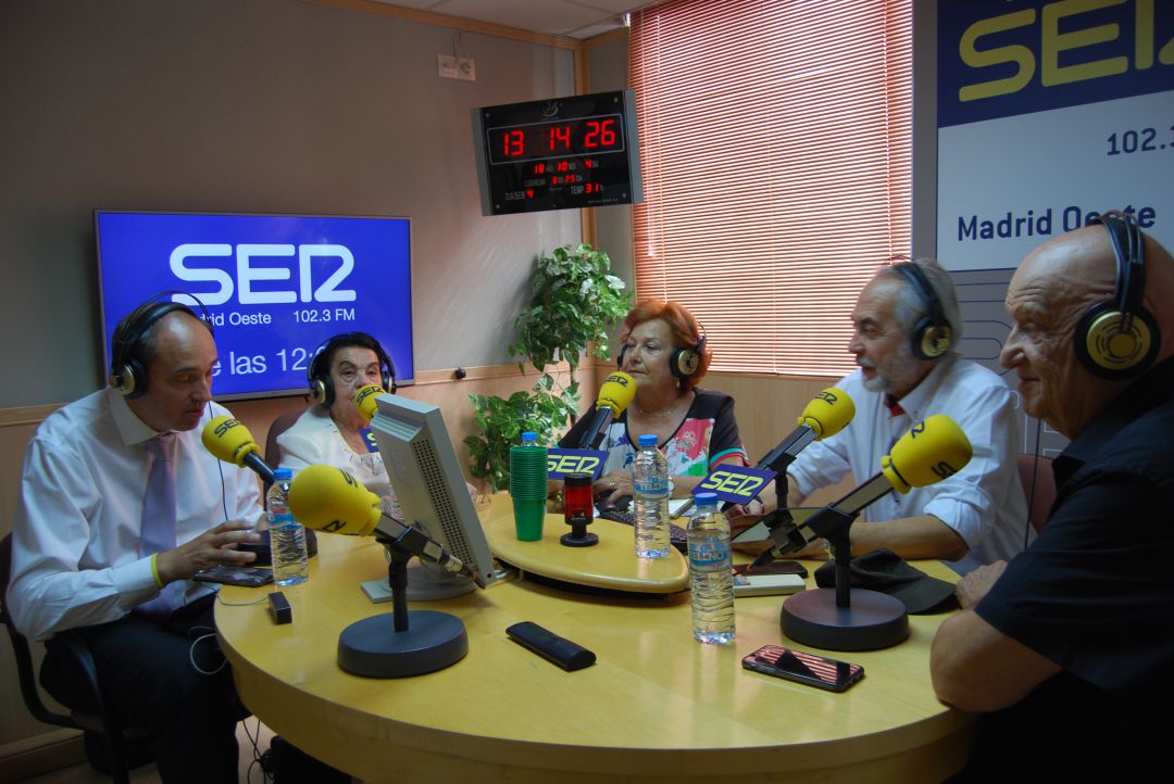 De izquierda a derecha: Asensio Martínez, alcalde de Sevilla la Nueva; María de la Cruz; Manoli de la Poza, José Luis Sánchez y Gonzalo Sanz