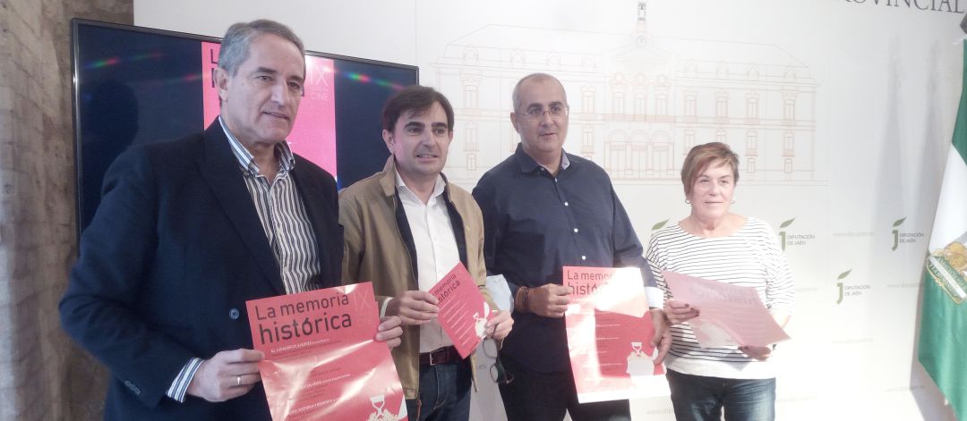 Representantes de la Asociación para la Recuperación de la Memoria Histórica de Jaén, con su presidente Miguel Ángel Valdivia, y el diputado de Cultura, Juan Ángel Pérez.