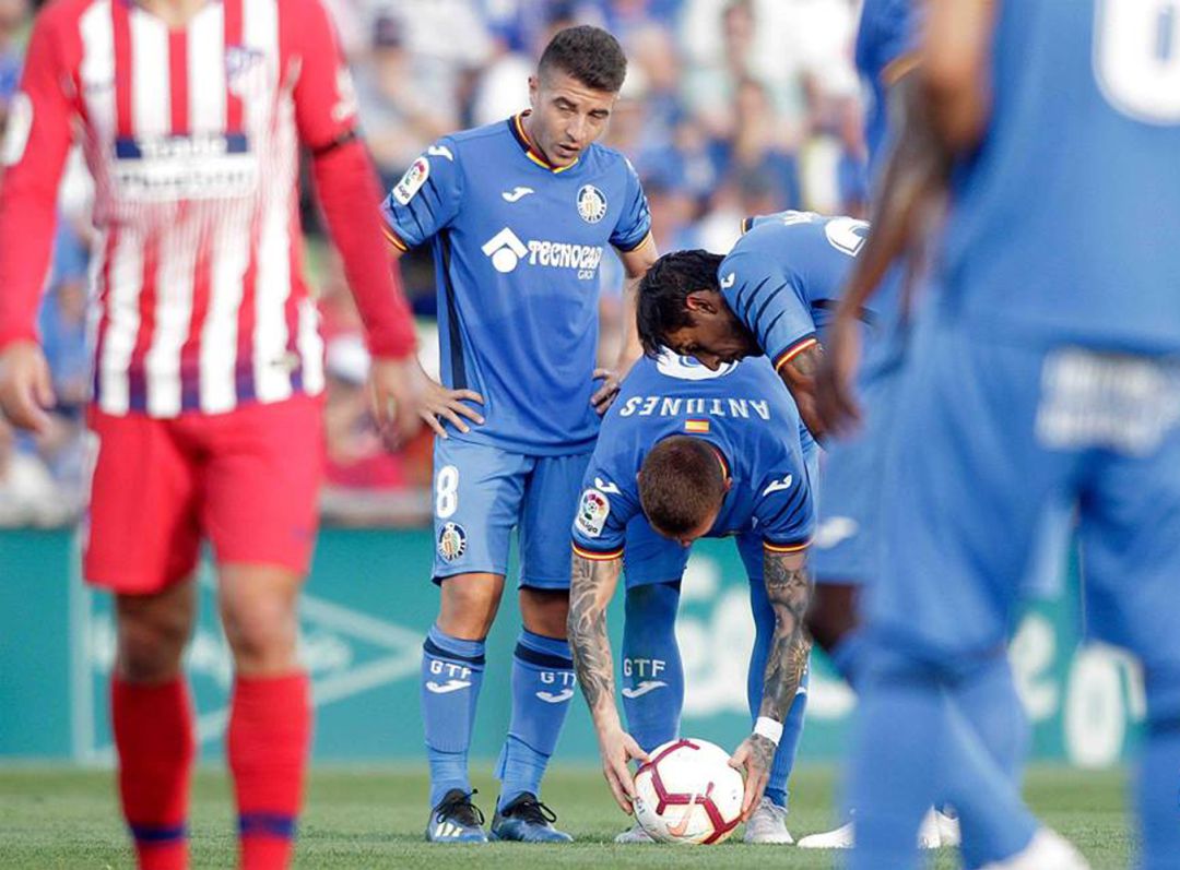 Portillo (i) junto a Antunes, antes del lanzamiento de una falta a portería en el derbi frente al C. Atlético de Madrid en el Coliseum.