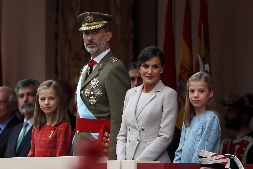 Los Reyes, durante el tradicional desfile del 12 de octubre, uno de los actos conmemorativos del Día de la Fiesta Nacional que han presidido junto sus hijas, la princesa Leonor, por primera vez a la derecha de su padre, el Rey, un gesto con el que se hace visible su condición de heredera de la Corona y la infanta Sofía, en la madrileña plaza de Lima, en el que participan este año cerca de 4.000 soldados de los tres Ejércitos y la Guardia Civil, así como 152 vehículos. Los Reyes, durante el tradicional desfile del 12 de octubre, uno de los actos conmemorativos del Día de la Fiesta Nacional que han presidido junto sus hijas, la princesa Leonor, por primera vez a la derecha de su padre, el Rey, un gesto con el que se hace visible su condición de heredera de la Corona y la infanta Sofía, en la madrileña plaza de Lima, en el que participan este año cerca de 4.000 soldados de los tres Ejércitos y la Guardia Civil, así como 152 vehículos.