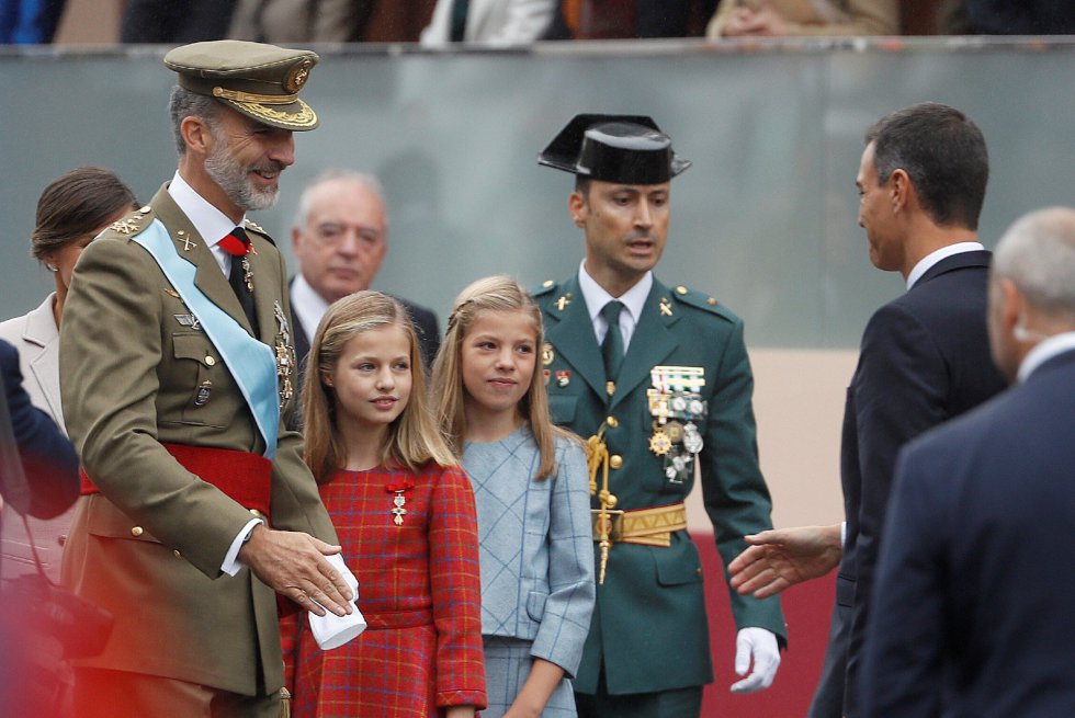 El rey Felipe, junto sus hijas, la princesa Leonor y la infanta Sofía, se dispone a saludar al presidente del Gobierno, Pedro Sánchez, a su llegada a la madrileña plaza de Lima para presidir el tradicional desfile del 12 de octubre, uno de los actos conmemorativos del Día de la Fiesta Nacional en el que participan este año cerca de 4.000 soldados de los tres Ejércitos y la Guardia Civil, así como 152 vehículos. El rey Felipe, junto sus hijas, la princesa Leonor y la infanta Sofía, se dispone a saludar al presidente del Gobierno, Pedro Sánchez, a su llegada a la madrileña plaza de Lima para presidir el tradicional desfile del 12 de octubre, uno de los actos conmemorativos del Día de la Fiesta Nacional en el que participan este año cerca de 4.000 soldados de los tres Ejércitos y la Guardia Civil, así como 152 vehículos.