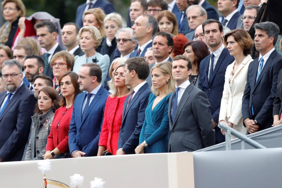 El presidente del PP Pablo Casado en el desfile militar, uno de los actos conmemorativos del Día de la Fiesta Nacional, que presiden los Reyes junto a sus hijas, la princesa Leonor y la infanta Sofía. El presidente del PP Pablo Casado en el desfile militar, uno de los actos conmemorativos del Día de la Fiesta Nacional, que presiden los Reyes junto a sus hijas, la princesa Leonor y la infanta Sofía.