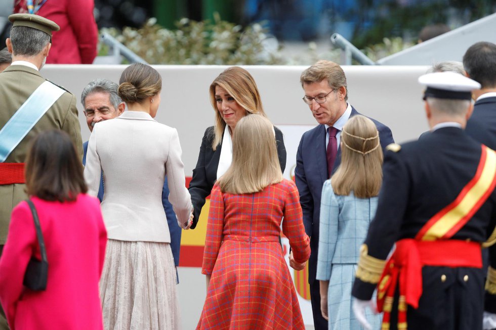 Los Reyes, junto a sus hijas, la Princesa Leonor y la infanta Sofía saludan a los presidentes autonómicos de Andalucía, Susana Díaz (c), Galicia, Alberto Núñez Feijóo (d), y Cantabria, Miguel Angel Revilla (i), a su llegada al tradicional desfile del 12 de octubre, uno de los actos conmemorativos del Día de la Fiesta Nacional en la madrileña plaza de Lima. Los Reyes, junto a sus hijas, la Princesa Leonor y la infanta Sofía saludan a los presidentes autonómicos de Andalucía, Susana Díaz (c), Galicia, Alberto Núñez Feijóo (d), y Cantabria, Miguel Angel Revilla (i), a su llegada al tradicional desfile del 12 de octubre, uno de los actos conmemorativos del Día de la Fiesta Nacional en la madrileña plaza de Lima.