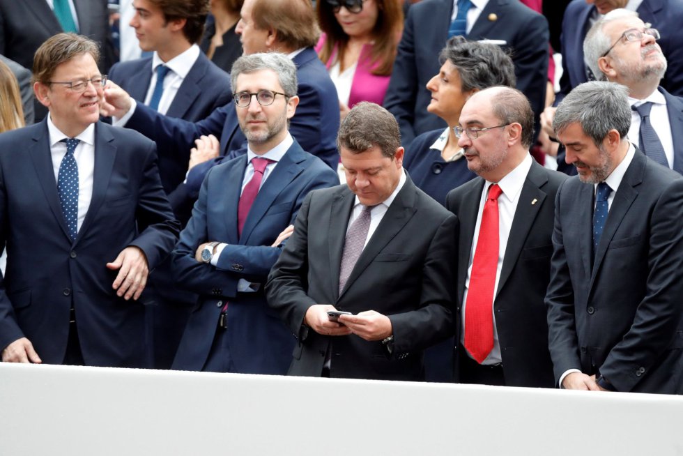 Los presidentes de la Comunidad Valenciana Ximo Puig, Castilla La Mancha Emiliano García-Page, Aragón Javier Lambán y Canarias Fernando Clavijo en el desfile militar, uno de los actos conmemorativos del Día de la Fiesta Nacional, que presiden los Reyes junto a sus hijas, la princesa Leonor y la infanta Sofía hoy en Madrid. Los presidentes de la Comunidad Valenciana Ximo Puig, Castilla La Mancha Emiliano García-Page, Aragón Javier Lambán y Canarias Fernando Clavijo en el desfile militar, uno de los actos conmemorativos del Día de la Fiesta Nacional, que presiden los Reyes junto a sus hijas, la princesa Leonor y la infanta Sofía hoy en Madrid.