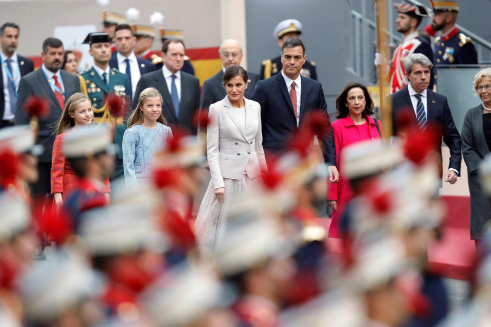 La Reina Letizia, junto a sus hijas, la Princesa Leonor y la infanta Sofía, el presidente del Gobierno, Pedro Sánchez (3d), la ministra de Defensa, Margarita Robles (2d) y el presidente de la Comunidad de Madrid, Angel Garrido (d), al inicio del desfile militar, hoy en Madrid, uno de los actos conmemorativos del Día de la Fiesta Nacional, que presiden los Reyes junto a sus hijas, la princesa Leonor y la infanta Sofía. La Reina Letizia, junto a sus hijas, la Princesa Leonor y la infanta Sofía, el presidente del Gobierno, Pedro Sánchez (3d), la ministra de Defensa, Margarita Robles (2d) y el presidente de la Comunidad de Madrid, Angel Garrido (d), al inicio del desfile militar, hoy en Madrid, uno de los actos conmemorativos del Día de la Fiesta Nacional, que presiden los Reyes junto a sus hijas, la princesa Leonor y la infanta Sofía.