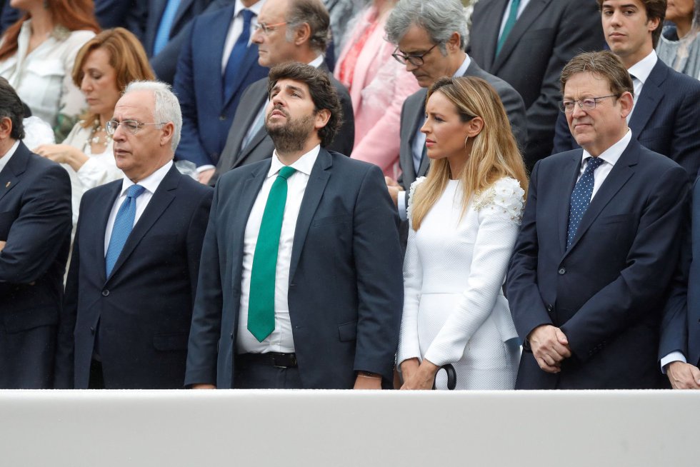 Los presidentes Melilla Juan José Imbroda, de Murcia Fernando López Miras y de la Comunidad Valenciana Ximo Puig, en el desfile militar, uno de los actos conmemorativos del Día de la Fiesta Nacional, que presiden los Reyes junto a sus hijas, la princesa Leonor y la infanta Sofía hoy en Madrid. Los presidentes Melilla Juan José Imbroda, de Murcia Fernando López Miras y de la Comunidad Valenciana Ximo Puig, en el desfile militar, uno de los actos conmemorativos del Día de la Fiesta Nacional, que presiden los Reyes junto a sus hijas, la princesa Leonor y la infanta Sofía hoy en Madrid.