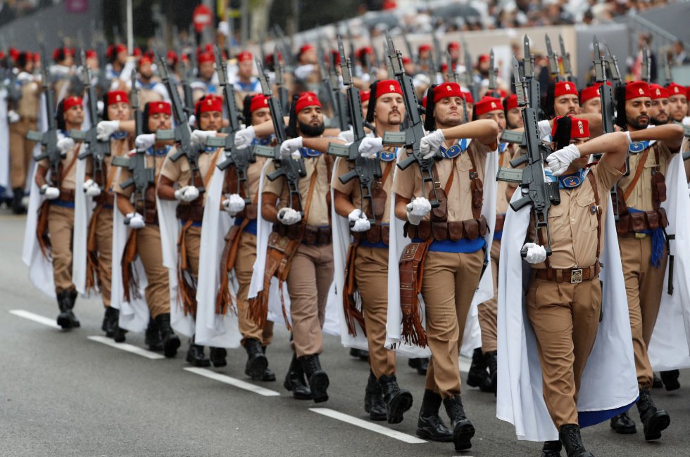 Un momento del tradicional desfile del 12 de octubre, uno de los actos conmemorativos del Día de la Fiesta Nacional en la madrileña plaza de Lima, en el que han participado este año cerca de 4.000 soldados de los tres Ejércitos y la Guardia Civil, así como 152 vehículos. La demostración aérea ha sido suspendida por las condiciones meteorológicas de hoy en Madrid. Un momento del tradicional desfile del 12 de octubre, uno de los actos conmemorativos del Día de la Fiesta Nacional en la madrileña plaza de Lima, en el que han participado este año cerca de 4.000 soldados de los tres Ejércitos y la Guardia Civil, así como 152 vehículos. La demostración aérea ha sido suspendida por las condiciones meteorológicas de hoy en Madrid.