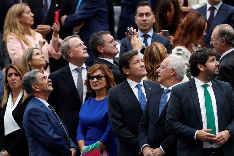 Los presidentes de Cantabria Miguel Ángel Revilla, Asturias Javier Fernández (c), y Murcia Fernando López Miras en el desfile militar, uno de los actos conmemorativos del Día de la Fiesta Nacional, que presiden los Reyes junto a sus hijas, la princesa Leonor y la infanta Sofía hoy en Madrid. Los presidentes de Cantabria Miguel Ángel Revilla, Asturias Javier Fernández (c), y Murcia Fernando López Miras en el desfile militar, uno de los actos conmemorativos del Día de la Fiesta Nacional, que presiden los Reyes junto a sus hijas, la princesa Leonor y la infanta Sofía hoy en Madrid.