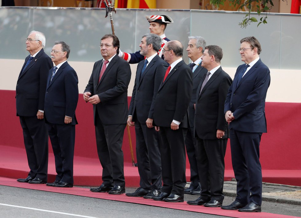El presidente de Melilla, Juan José Imbroda (i), el presidente de Ceuta, Juan Jesús Vivas (2i9, el presidente de Extremadura, Guillermo Fernández Vara (3i), el presidente de Canarias, Fernando Clavijo (4i), el presidente de Aragón, Javier Lambán (3d), el presidente de Castilla-La Mancha, Emiliano García-Page (2d), y el presidente de la Comunidad Valenciana, Ximo Puig (d), momentos antes del inicio del desfile militar que presiden hoy los Reyes en la plaza de Lima de Madrid con motivo del Día de la Fiesta Nacional. El presidente de Melilla, Juan José Imbroda (i), el presidente de Ceuta, Juan Jesús Vivas (2i9, el presidente de Extremadura, Guillermo Fernández Vara (3i), el presidente de Canarias, Fernando Clavijo (4i), el presidente de Aragón, Javier Lambán (3d), el presidente de Castilla-La Mancha, Emiliano García-Page (2d), y el presidente de la Comunidad Valenciana, Ximo Puig (d), momentos antes del inicio del desfile militar que presiden hoy los Reyes en la plaza de Lima de Madrid con motivo del Día de la Fiesta Nacional.