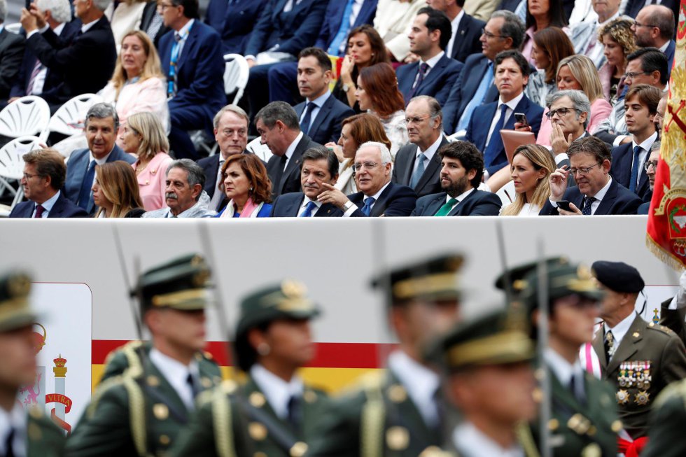 Los presidentes autonómicos de las comunidades de Galicia, Alberto Núñez Feijóo; Andalucía, Susana Díaz; Cantabria, Miguel Ángel Revilla; Asturias, Javier Fernández; La Rioja, José Ignacio Ceniceros; Murcia, Fernando López Miras; Valencia, Ximo Puig , durante el tradicional desfile del 12 de octubre, uno de los actos conmemorativos del Día de la Fiesta Nacional que han presidido los Reyes junto sus hijas, la princesa Leonor, y la infanta Sofía, en la madrileña plaza de Lima, en el que participan este año cerca de 4.000 soldados de los tres Ejércitos y la Guardia Civil, así como 152 vehículos. Los presidentes autonómicos de las comunidades de Galicia, Alberto Núñez Feijóo; Andalucía, Susana Díaz; Cantabria, Miguel Ángel Revilla; Asturias, Javier Fernández; La Rioja, José Ignacio Ceniceros; Murcia, Fernando López Miras; Valencia, Ximo Puig , durante el tradicional desfile del 12 de octubre, uno de los actos conmemorativos del Día de la Fiesta Nacional que han presidido los Reyes junto sus hijas, la princesa Leonor, y la infanta Sofía, en la madrileña plaza de Lima, en el que participan este año cerca de 4.000 soldados de los tres Ejércitos y la Guardia Civil, así como 152 vehículos.