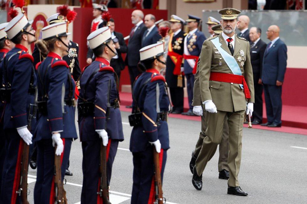 El Rey Felipe pasa revista tras el tradicional desfile del 12 de octubre, uno de los actos conmemorativos del Día de la Fiesta Nacional, en la madrileña plaza de Lima, en el que participan este año cerca de 4.000 soldados de los tres Ejércitos y la Guardia Civil, así como 152 vehículos. La demostración aérea ha sido suspendida por las condiciones meteorológicas de hoy en Madrid. El Rey Felipe pasa revista tras el tradicional desfile del 12 de octubre, uno de los actos conmemorativos del Día de la Fiesta Nacional, en la madrileña plaza de Lima, en el que participan este año cerca de 4.000 soldados de los tres Ejércitos y la Guardia Civil, así como 152 vehículos. La demostración aérea ha sido suspendida por las condiciones meteorológicas de hoy en Madrid.