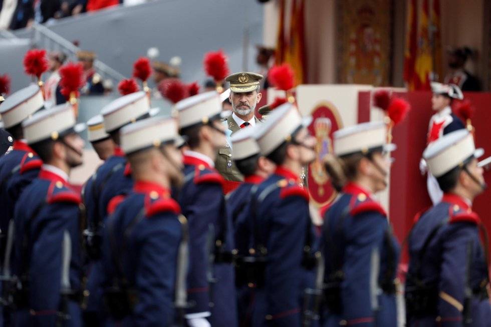 El Rey Felipe pasa revista tras el tradicional desfile del 12 de octubre, uno de los actos conmemorativos del Día de la Fiesta Nacional, en la madrileña plaza de Lima, en el que participan este año cerca de 4.000 soldados de los tres Ejércitos y la Guardia Civil, así como 152 vehículos. La demostración aérea ha sido suspendida por las condiciones meteorológicas de hoy en Madrid. El Rey Felipe pasa revista tras el tradicional desfile del 12 de octubre, uno de los actos conmemorativos del Día de la Fiesta Nacional, en la madrileña plaza de Lima, en el que participan este año cerca de 4.000 soldados de los tres Ejércitos y la Guardia Civil, así como 152 vehículos. La demostración aérea ha sido suspendida por las condiciones meteorológicas de hoy en Madrid.