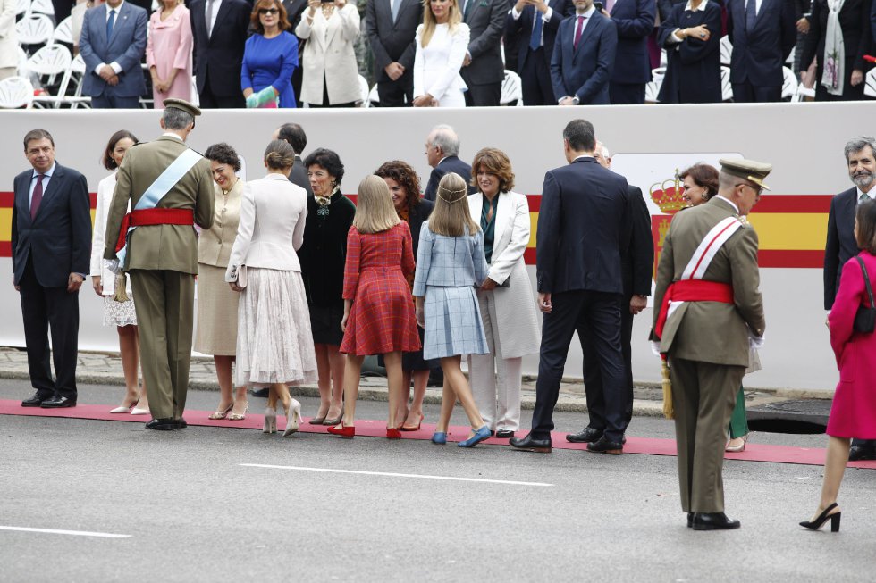 El Rey Felipe VI, la Reina Letizia, la princesa Leonor y la infanta Sofía saludando a los ministros del Gobierno en el desfile del 12 de Octubre en Madrid, Día de la Hispanidad.
12/10/2018 El Rey Felipe VI, la Reina Letizia, la princesa Leonor y la infanta Sofía saludando a los ministros del Gobierno en el desfile del 12 de Octubre en Madrid, Día de la Hispanidad.
12/10/2018