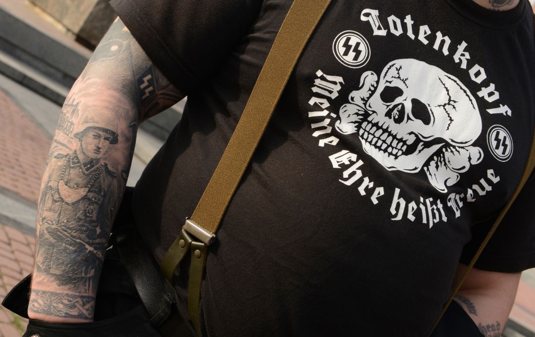 Hombre con tatuajes nazis en una imagen de archivo
