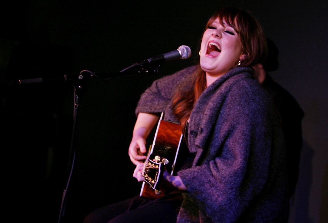 Adele durante una actuación en Londres en noviembre de 2008