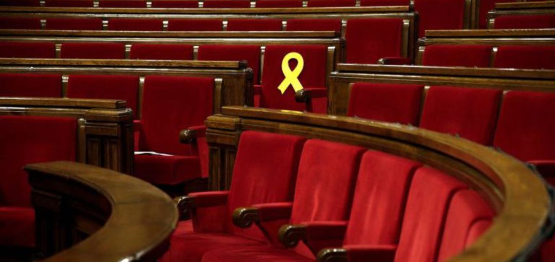 Lazo amarillo en un escaño de Parlament de Catalunya