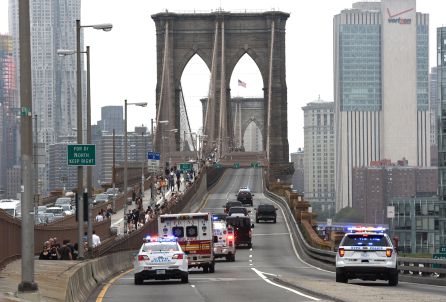 Joaquín 'El Chapo' Guzmán es acompañado por una caravana de la policía a través del Puente de Brooklyn el 10 de octubre de 2018, de regreso a la cárcel en el bajo Manhattan después de su comparecencia ante el Tribunal del Distrito Federal en Brooklyn.