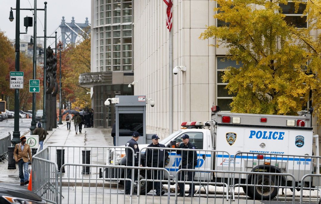 Varios policías montan guardia en el exterior de una corte federal de Nueva York en Brooklyn, Nueva York (Estados Unidos) 
