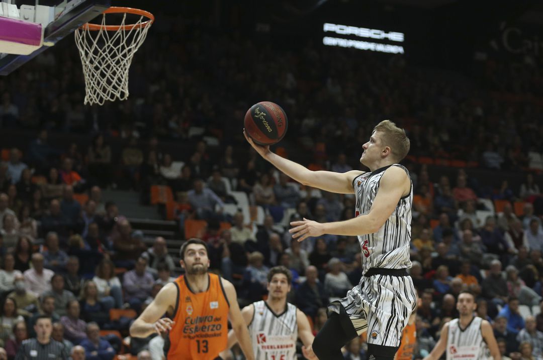 Rupnik deja una bandeja en el último partido a domicilio de Montakit Fuenlabrada en Liga Endesa ante Valencia Basket en la 'Fonteta'