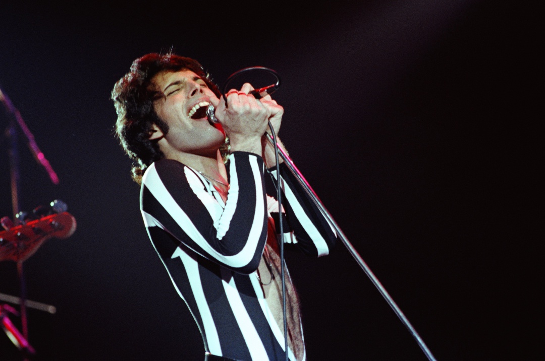 Freddie Mercury durante un concierto de Queen en 1977
