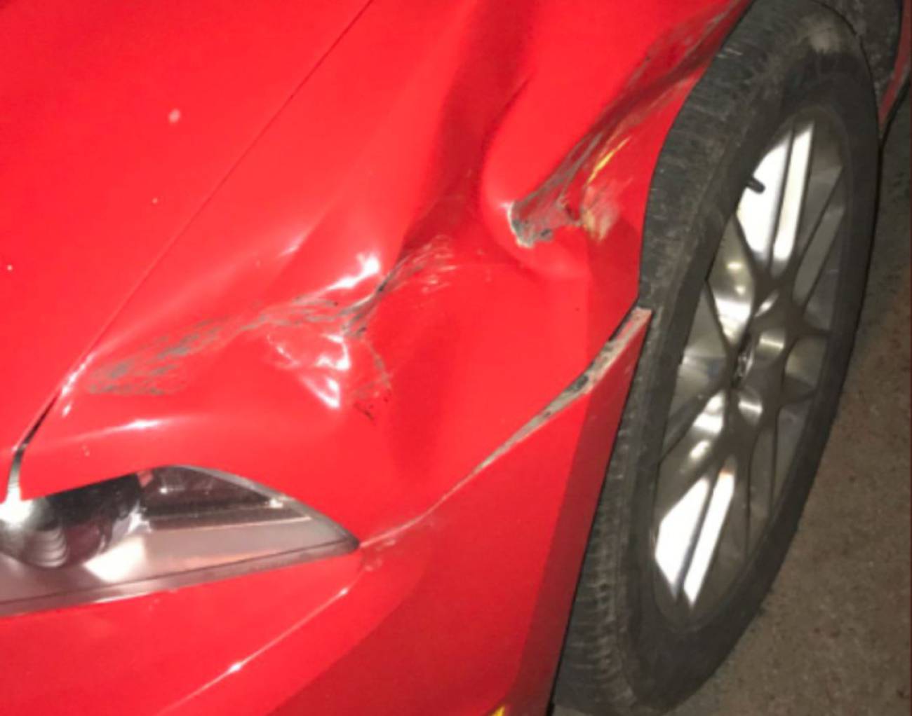 Una niña ve cómo el autobús de su colegio abolla un coche Una niña ve cómo el autobús de su colegio abolla un coche