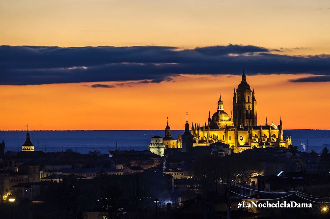 Imagen nocturna de la Catedral de Segovia