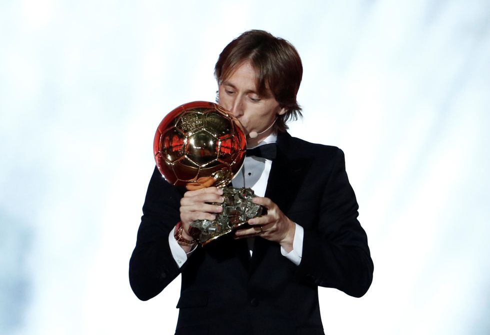 Modric besa el Balón de Oro