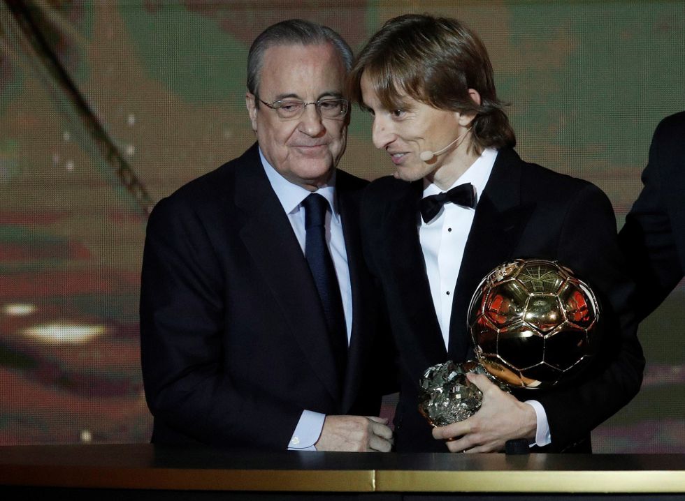 Florentino felicita a Modric tras recibir éste el premio